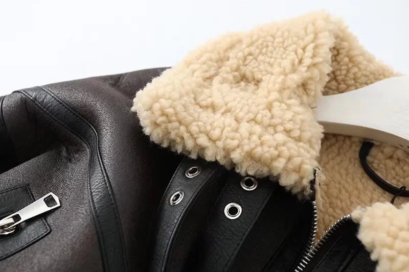 Jaqueta Curta de Couro Peluciada