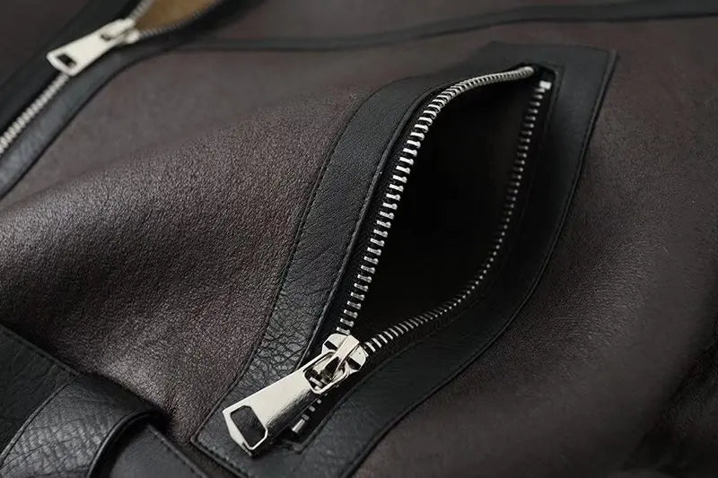 Jaqueta Curta de Couro Peluciada