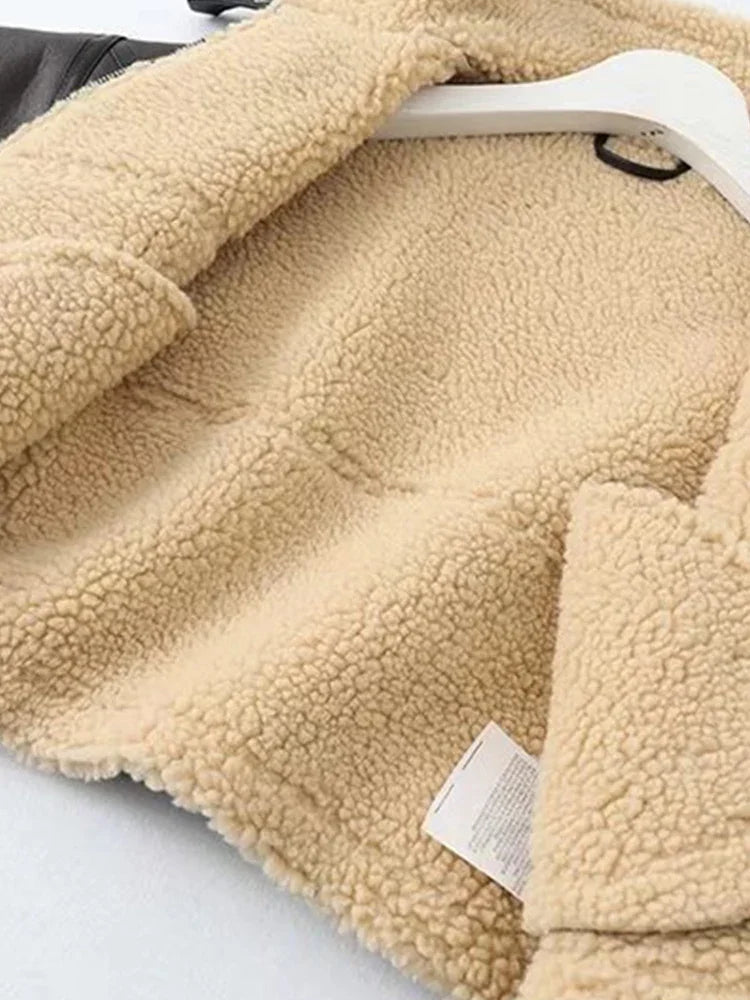 Jaqueta Curta de Couro Peluciada