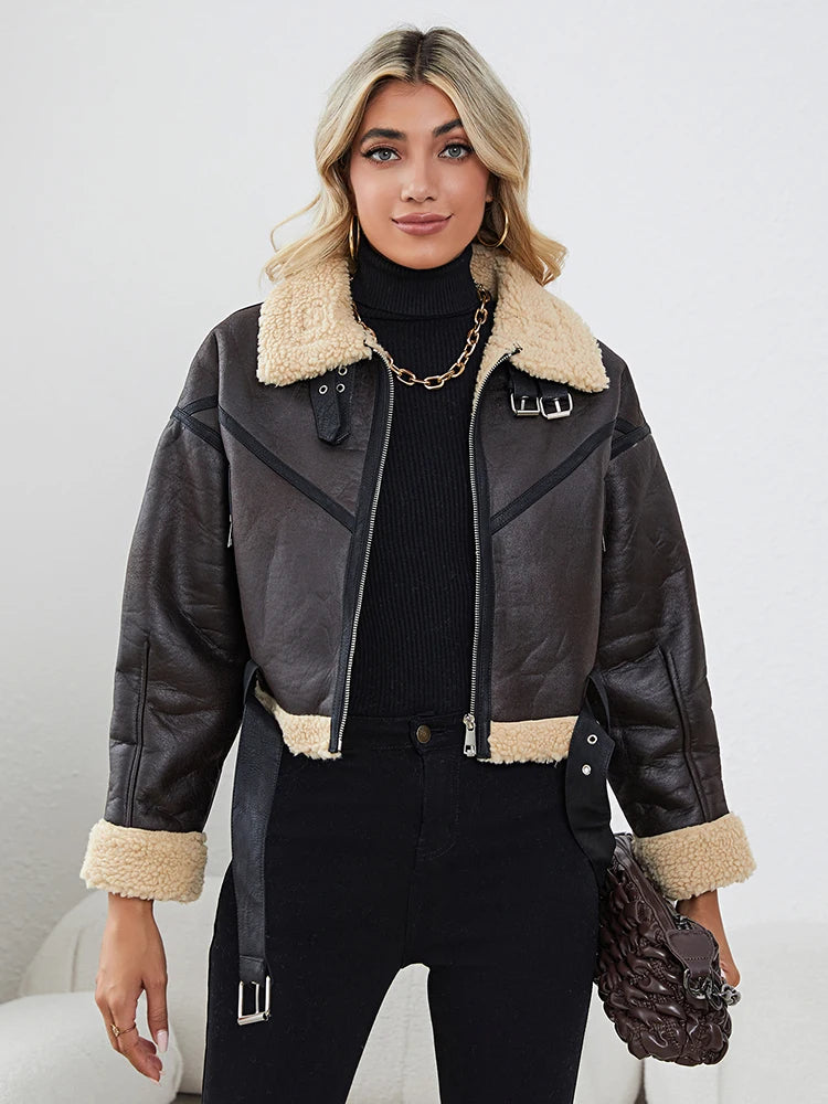 Jaqueta Curta de Couro Peluciada