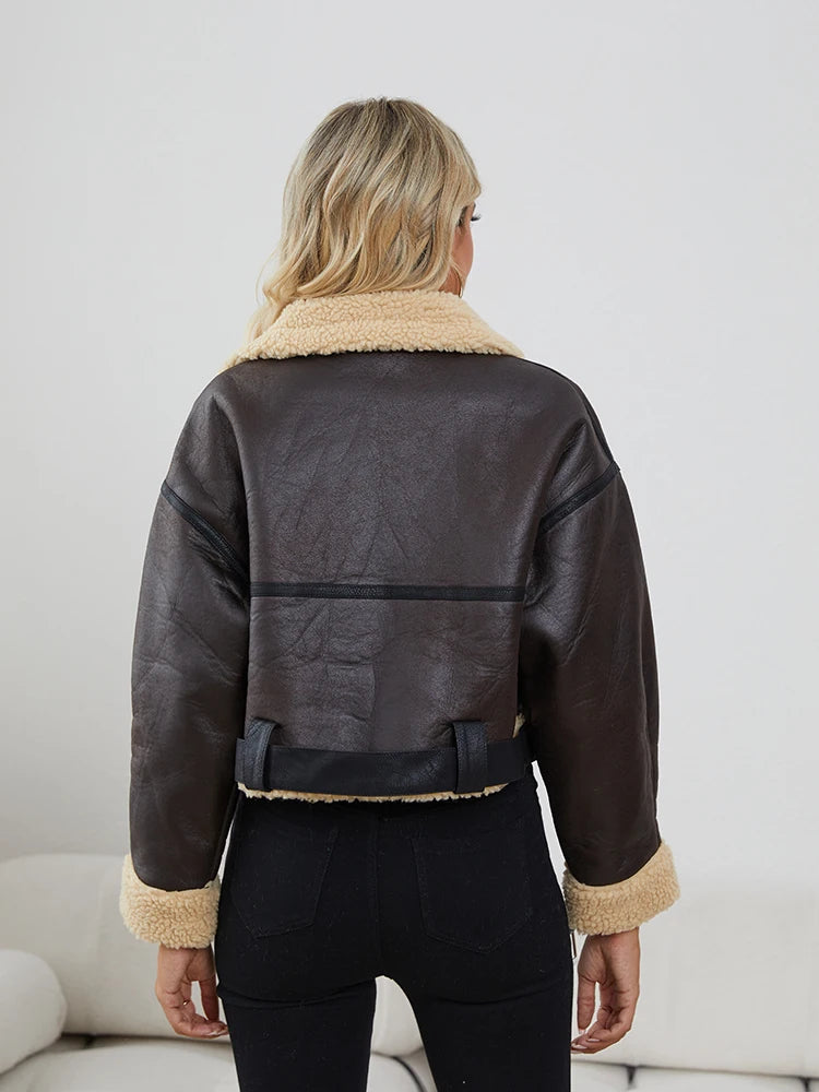 Jaqueta Curta de Couro Peluciada