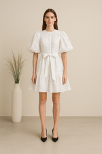 Vestido Curto de Renda com Mangas Bufantes