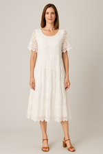 Vestido Midi de Renda com Bordado Floral