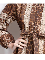 Vestido com Renda Animal Print