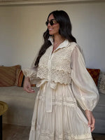 Vestido Longo com Detalhes em Renda - Elegância e Sofisticação